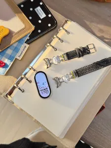 Stilvolles Jeansleder Uhrenarmband mit süßen Welpen Anhängern für Fitness Armbänder.