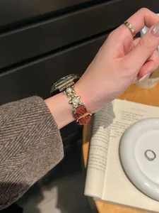 Bracelet montre velours perle étoile pour Apple Watch, accessoire élégant pour un style chic.