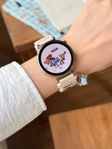 Gros plan du bracelet de montre en nylon tressé porté au poignet avec un confort optimal.