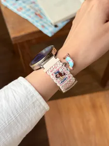 Détail de bracelet de montre en nylon tissé avec motif de chiot mignon et charmant pendentif.