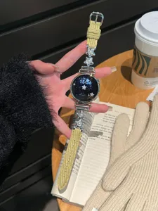 Détail de bracelet de montre perle étoile en velours côtelé montrant la belle sangle jaune.