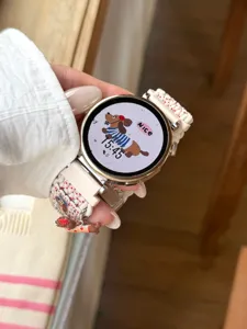 Vue détaillée du bracelet de montre connectée en nylon tressé avec motif de chiot mignon.