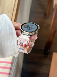 Bracelet de montre en nylon tissé avec pendentif chiot mignon pour usage quotidien.