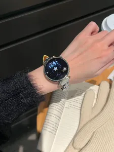 Gros plan de bracelet de montre décoratif avec étoiles métalliques et perles au poignet