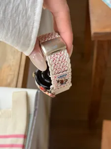 Bracelet de montre en nylon tissé avec motif de chiot mignon et boucle en métal pour montre.