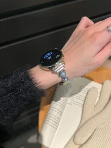 Vue détaillée d'un bracelet de montre élégant avec étoiles et perles compatible Apple Watch.