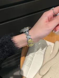 Bracelet de montre perle étoile en velours côtelé compatible avec Apple Watch, style élégant.