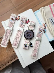 Bracelet de montre en nylon tissé avec adorables charms de chiot et plaques pour smartwatches.