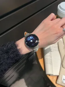 Bracelet de montre en perles et cuir élégant, compatible avec montres connectées, look chic.