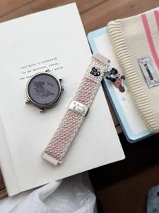 Bracelet de montre en nylon tissé de rechange avec charm chat mignon pour montre.