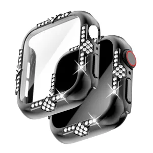 Nahaufnahme der schwarzen galvanisierten Strass Apple Watch Hülle mit klarem Glasschirmschutz.