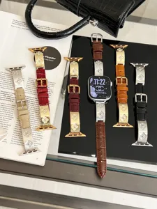 Elegantes Leder Edelstahl Uhrenarmband kompatibel mit Apple Watch Serie 10 9 SE Kleeblatt.