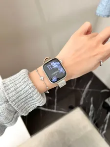 Luxus Metall Uhrenarmband und Armreif Set kompatibel mit Apple Watch, elegantes Design.