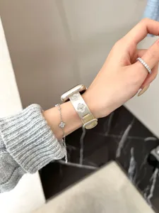 Kleeblatt Metall Uhrenarmband kompatibel mit Apple Watch S10 S11 iWatch 9 8 SE Detailansicht