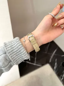 Ersatzarmband kompatibel mit Apple Watch, elegantes Lederdesign mit stilvollem Kleeblattanhänger.