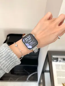 Detailaufnahme des Edelstahl-Uhrenarmbands mit Bambusmuster und Kleeblatt für Smartwatch.