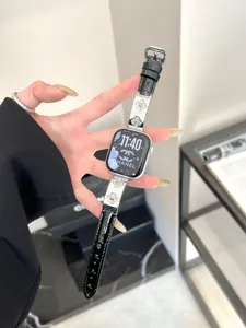 Detailansicht des luxuriösen Bambusmaserung und Kleeblatt Metallarmbands für Uhren.