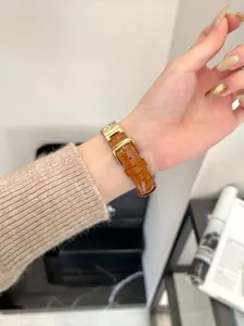 Elegantes braunes Lederarmband kompatibel mit Apple Watch mit goldener Kleeblatt-Schnalle