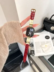 Detailaufnahme des roten Leder und Gold Metall Kleeblatt Ersatzarmband für Apple Watch Uhren.