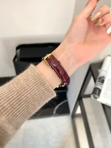 Bordeauxfarbenes Lederuhrenarmband mit Kleeblatt-Detail, elegantes Ersatzarmband für Uhr.
