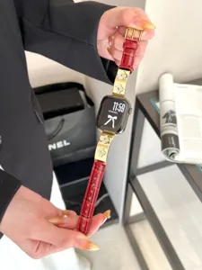 Rotes Lederarmband mit goldenen vierblättrigen Kleeblatt-Anhänger kompatibel für Smartwatch