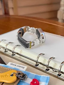 Jeans Leder Ersatz Armband mit süßen Hund Metall Anhängern für verschiedene Smartwatch.