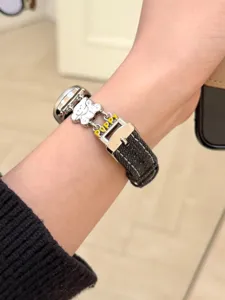 Stilvolles Jeans Smartwatch Armband mit Metallschliesse und Bärenanhänger für Geräte.