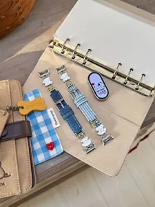 Niedliches Jeans-Smartwatch-Armband mit weißem Welpen-Anhänger, Ersatzarmband für Tracker.