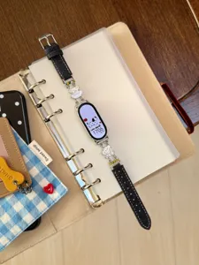 Detailansicht des Jeans Smartwatch Armbands mit süßen Welpen Metallanhängern und dunklem Riemen.