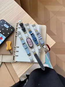 Jeansstoff Uhrenarmband mit süßen Welpen Metallanhängern, stilvoller Ersatzarmband für Smartwatches.