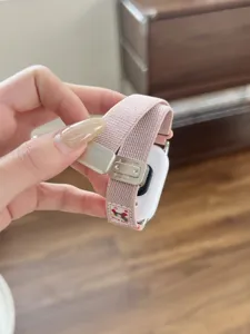 Roze geweven magnetische nylon horlogeband vervanging compatibel met fitness trackers.
