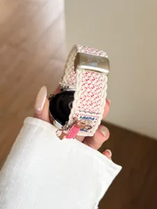Bracelet de montre connectée en nylon tissé accessoire de remplacement vue détaillée.