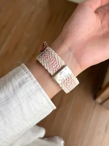 Bracelet de rechange en nylon tissé pour montre connectée avec boucle métal.