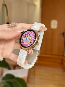 Detailansicht des weißen Harz-Smartwatch-Armbands mit stilvollem Design und Metallschließe.
