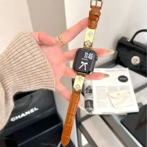 Luxus braunes Leder Uhrenarmband mit Gold Kleeblatt Design kompatibel mit Apple Watch.