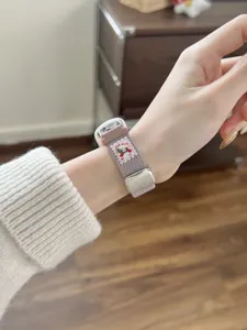 Nylon magnetische horlogeband detailweergave met comfortabele pasvorm om de pols.