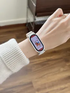Gedetailleerde close-upfoto van de witte nylon magnetische horlogeband om de pols.