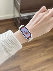 Gedetailleerde opname van de nylon magnetische smartwatch-band gedragen om de pols.