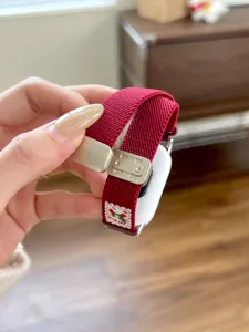 Rode magnetische nylon gevlochten vervangingshorlogeband met schattig beer ontwerp.