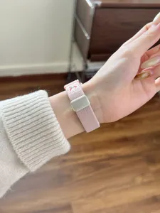 Roze nylon magnetische horlogeband detailweergave met zachte geweven textuur en schattig design.