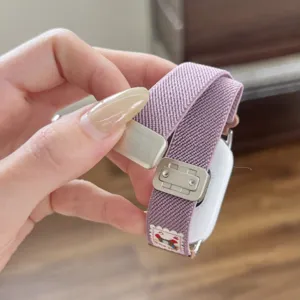 Paarse geweven nylon magnetische horlogeband met metalen gesp en schattig berenontwerp.