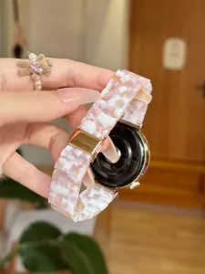 Detailaufnahme des rosafarbenen Harz-Uhrarmbands mit feiner Marmorstruktur und edler Faltschließe.