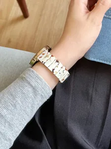 Nahaufnahme des stilvollen Harz-Uhrenarmbands am Handgelenk, leichtes und atmungsaktives Design.
