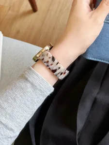 Harz Uhrenarmband Detail Nahaufnahme, kompatibel mit Smartwatches, Schildpatt Design.