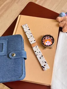 Resin-Uhrenarmband und Smartwatch-Zifferblatt Detailansicht, leichtes atmungsaktives Design.