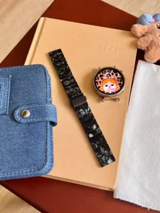 Harz Uhrenarmband Detailansicht, atmungsaktives, leichtes Design kompatibel mit Smartwatches.