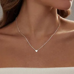 Collana con ciondolo a cuore minimalista da donna, delicato gioiello a catena girocollo.