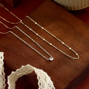 Primo piano dettaglio della collana girocollo zircone oro a doppio strato, gioiello elegante.
