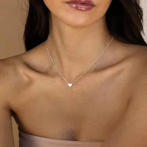 Delicata collana con ciondolo a cuore minimalista da donna, elegante gioiello quotidiano.