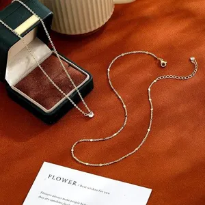 Collana girocollo in zircone multistrato dorato da donna, gioiello di lusso minimalista.